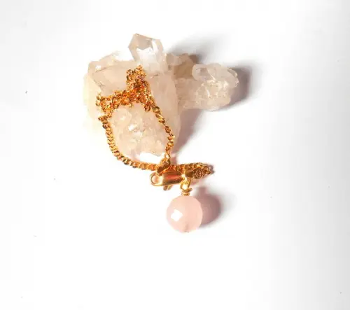 Pulseira folheada a ouro com quartzo rosa facetado