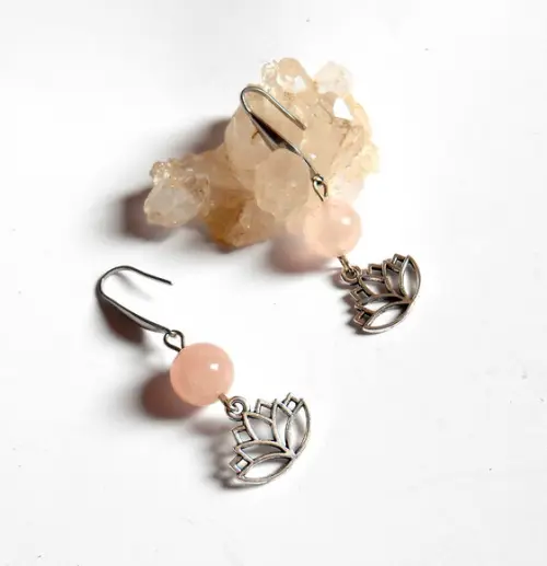 Brinco quartzo rosa com gancho aço inox e flor de lotus