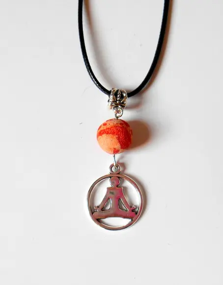 Cordão Colar com Pingente Coral Rustico e Yoga