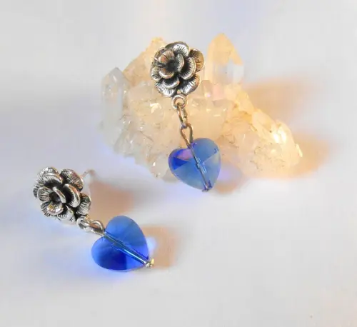 Brinco flor com coração de cristal azul