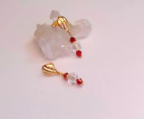 Brinco folheado a ouro com Cristais vermelho e branco