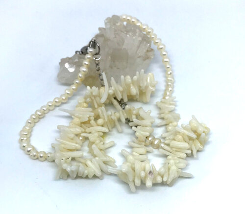 Colar Choker com Coral em Gravetos Perolas e Aço Inox