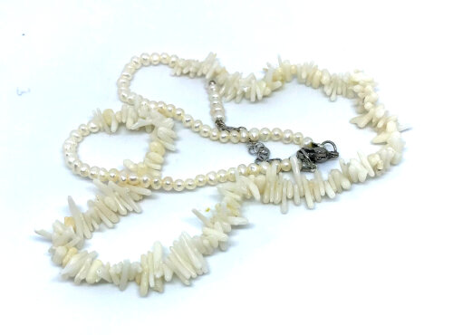 Colar Choker com Coral em Gravetos Perolas e Aço Inox