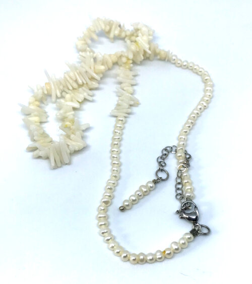 Colar Choker com Coral em Gravetos Perolas e Aço Inox