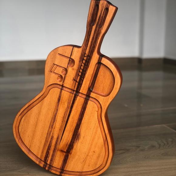 Tábua de churrasco em formato de violão