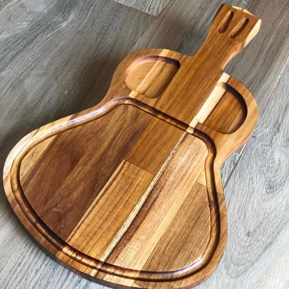 Tábua de churrasco em formato de violão