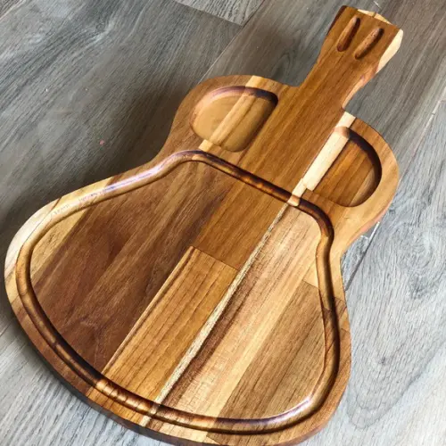 Tábua de churrasco em formato de violão