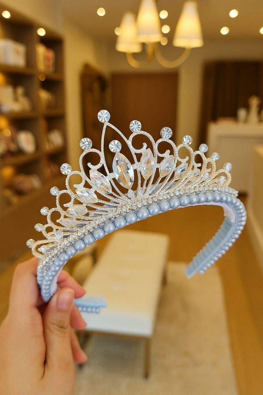 Tiara/arco bordado de perolas com coroa de princesa