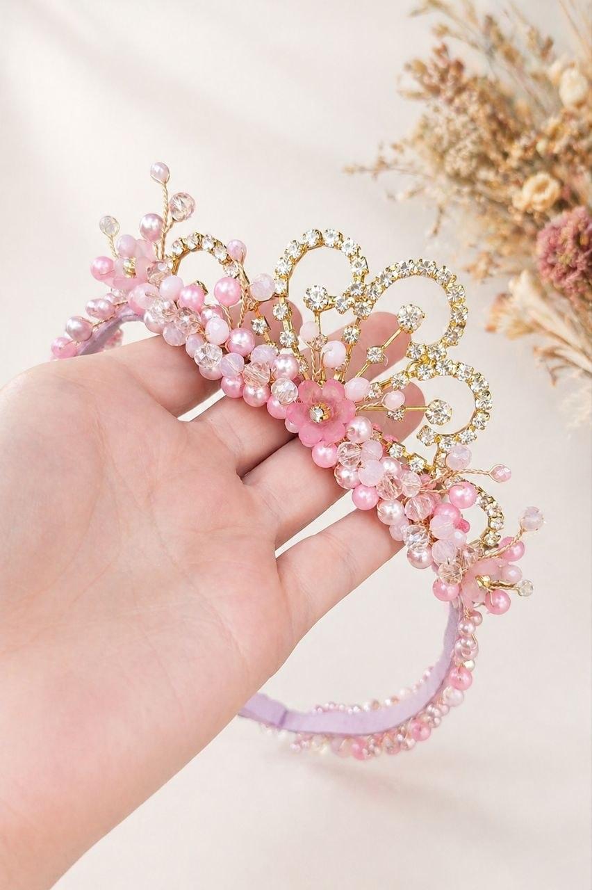 Faixa trabalhada em perolas, cristais, flores e coroa de princesa