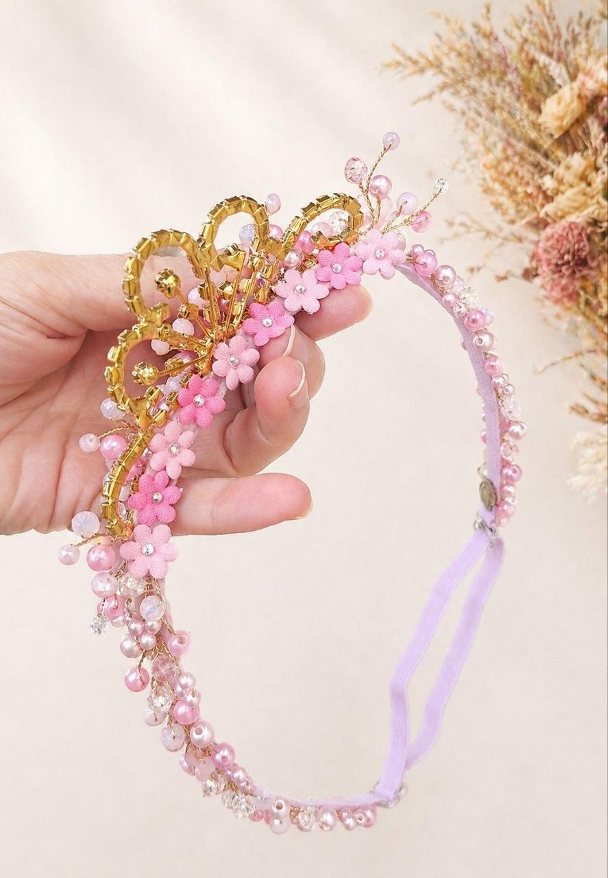 Faixa trabalhada em perolas, cristais, flores e coroa de princesa
