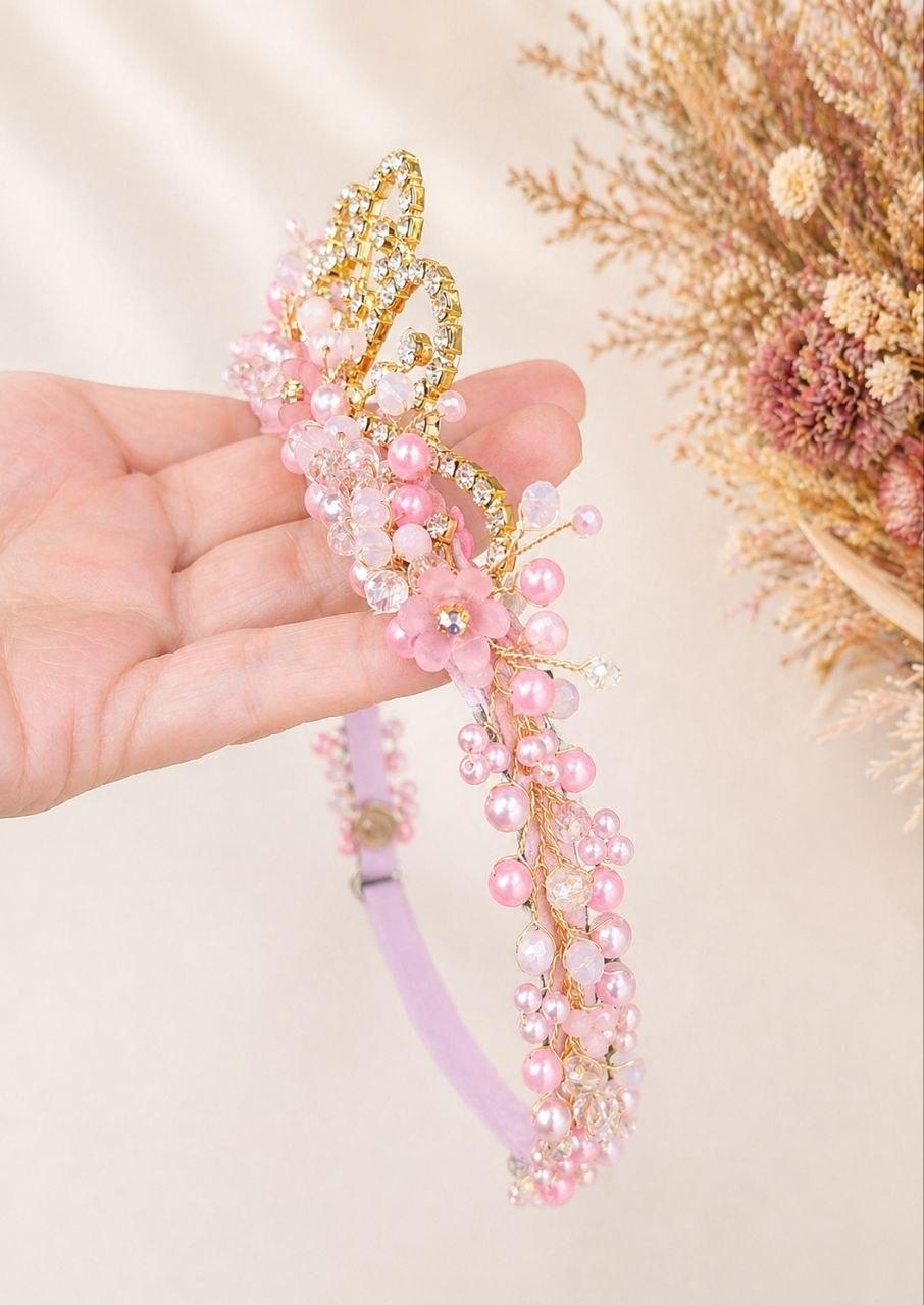 Faixa trabalhada em perolas, cristais, flores e coroa de princesa