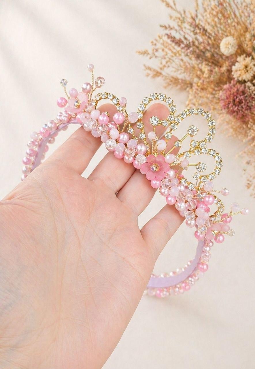 Faixa trabalhada em perolas, cristais, flores e coroa de princesa