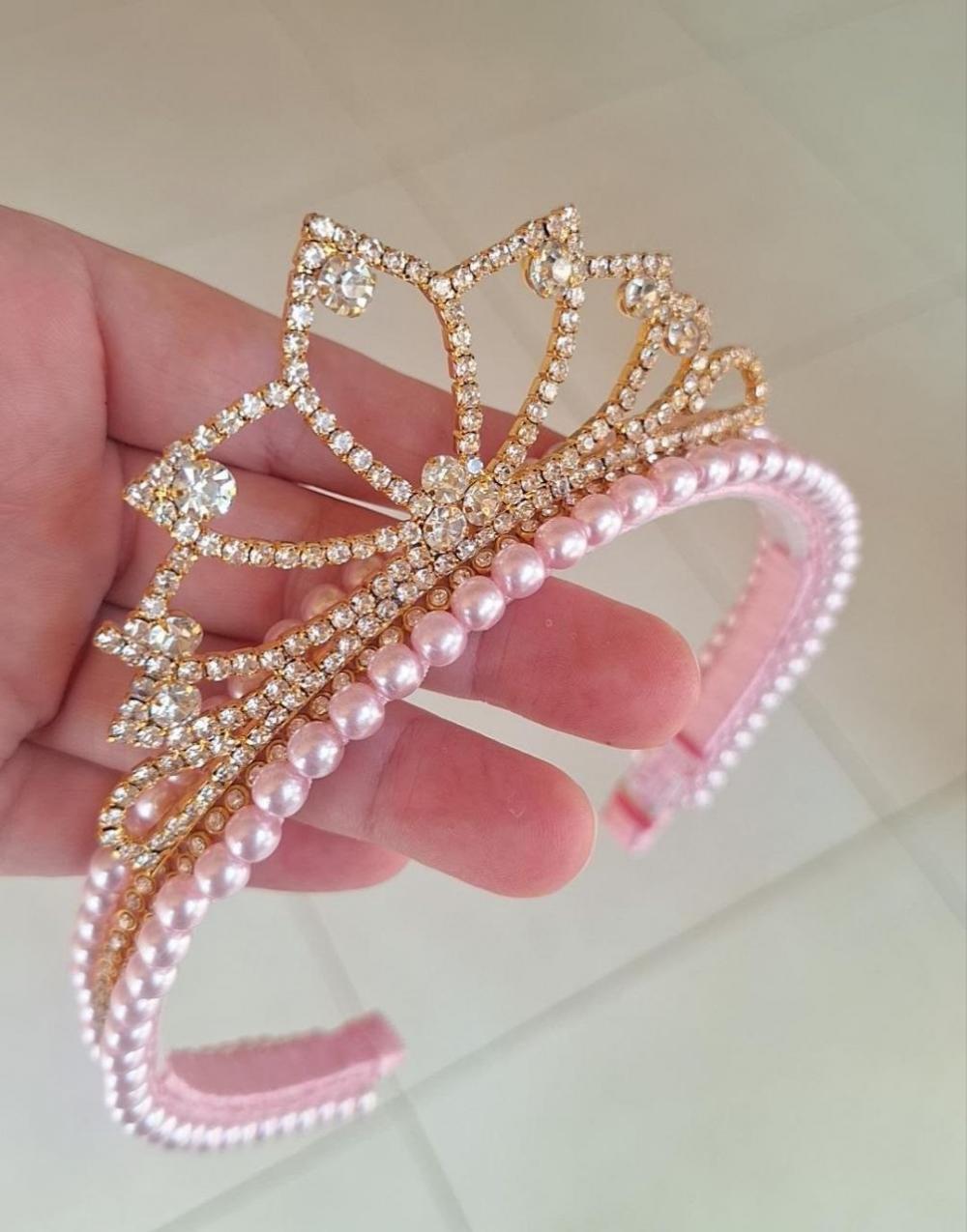 Tiara/arco bordado de perolas com coroa de princesa