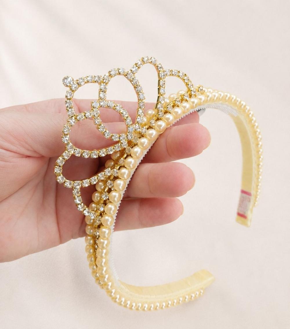 Tiara/arco bordado de perolas com coroa de princesa
