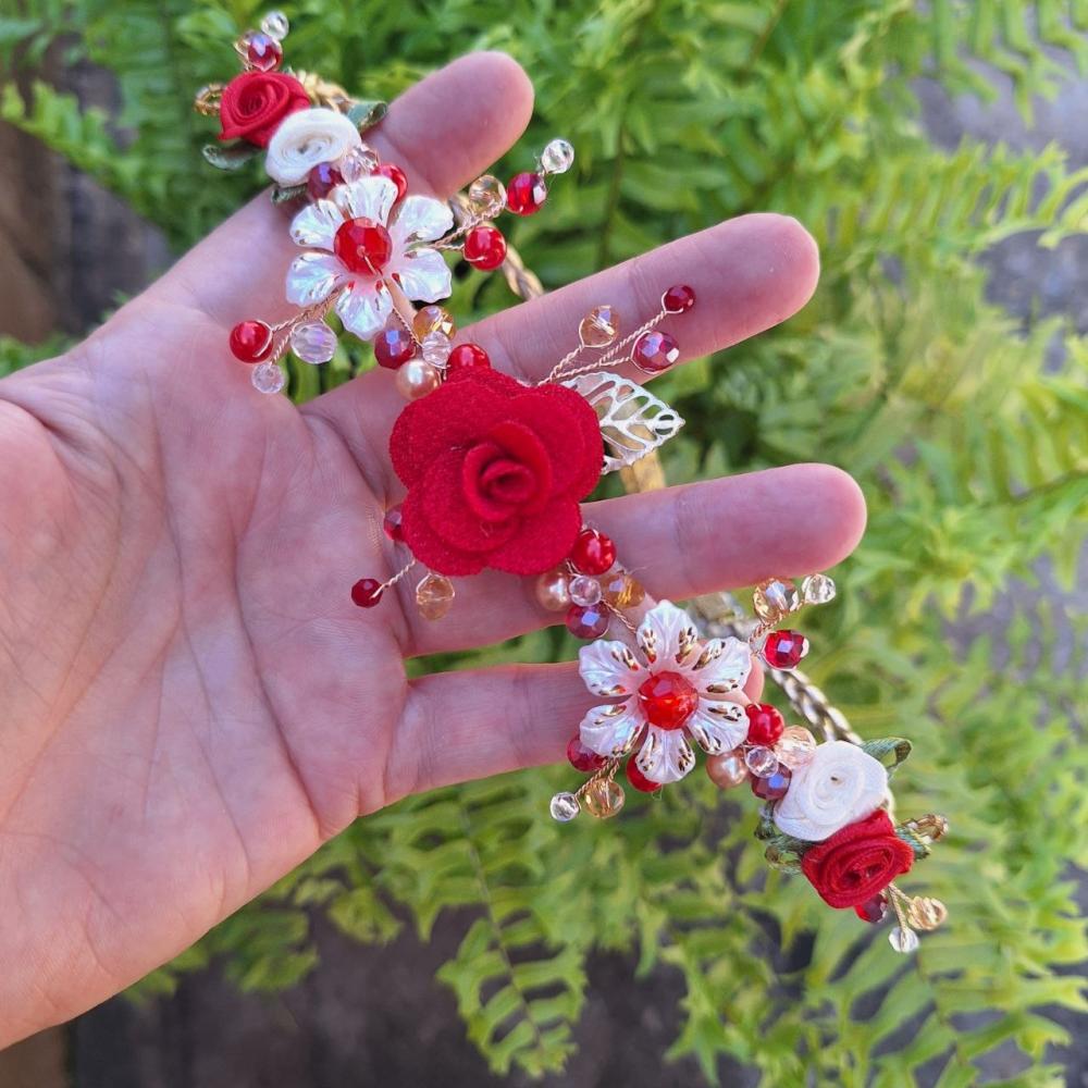 Faixa courino trabalhada em perolas, cristais, flores vermelha