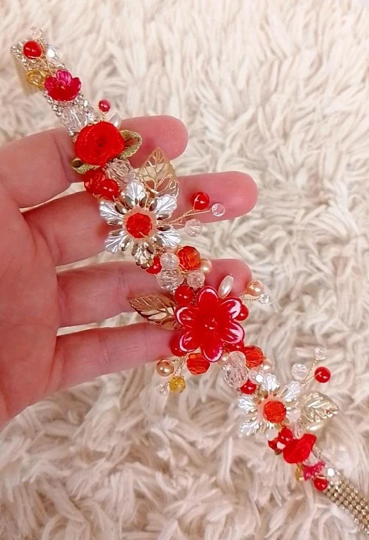 Faixa strass trabalhada em perolas, cristais, flores vermelha