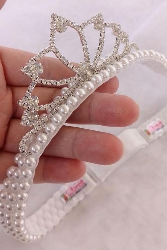 Faixa bordada de perolas com coroa de princesa prata