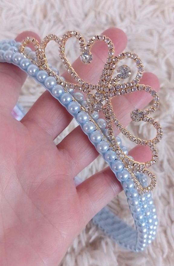 Faixa bordada de perolas com coroa de princesa Dourada