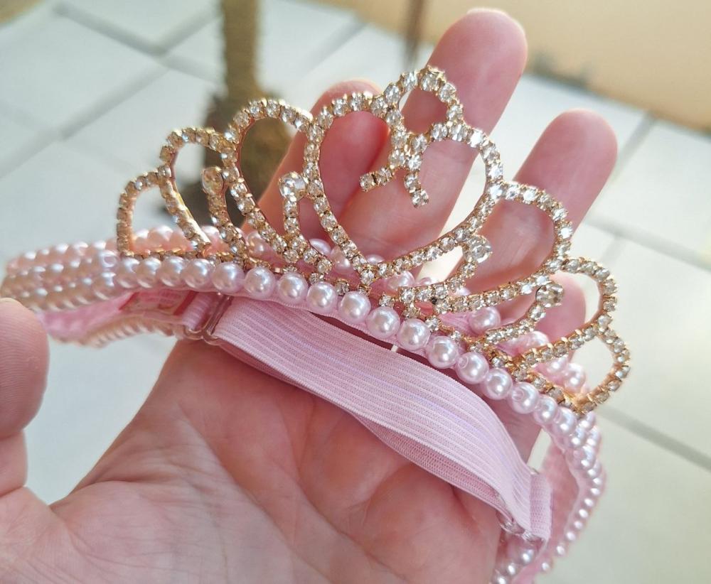 Faixa bordada de perolas com coroa de princesa Dourada