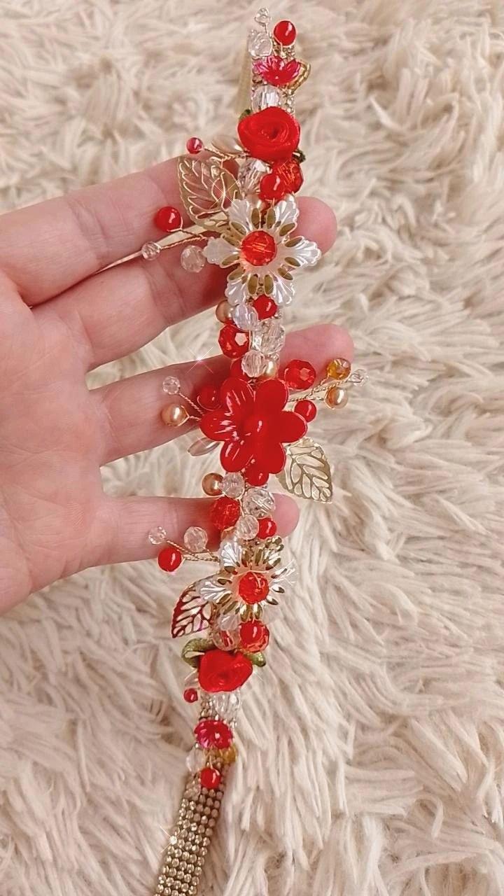 Faixa strass trabalhada em perolas, cristais, flores vermelha