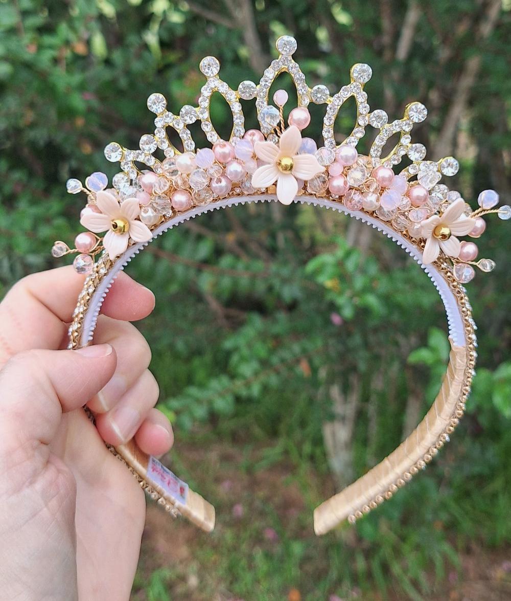 Tiara perolas, cristais, flores e coroa de princesa strass