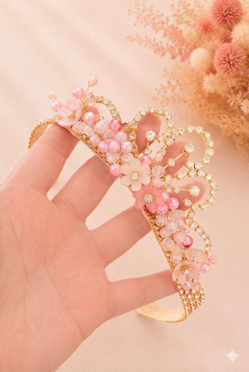 Faixa de strass dourada trabalhada em flores e coroa de princesa