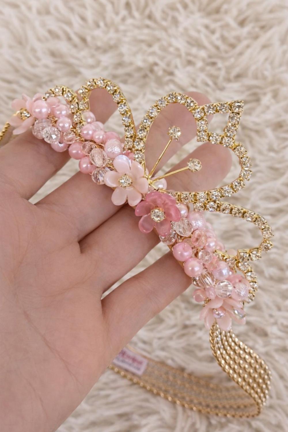 Faixa de strass dourada trabalhada em flores e coroa de princesa