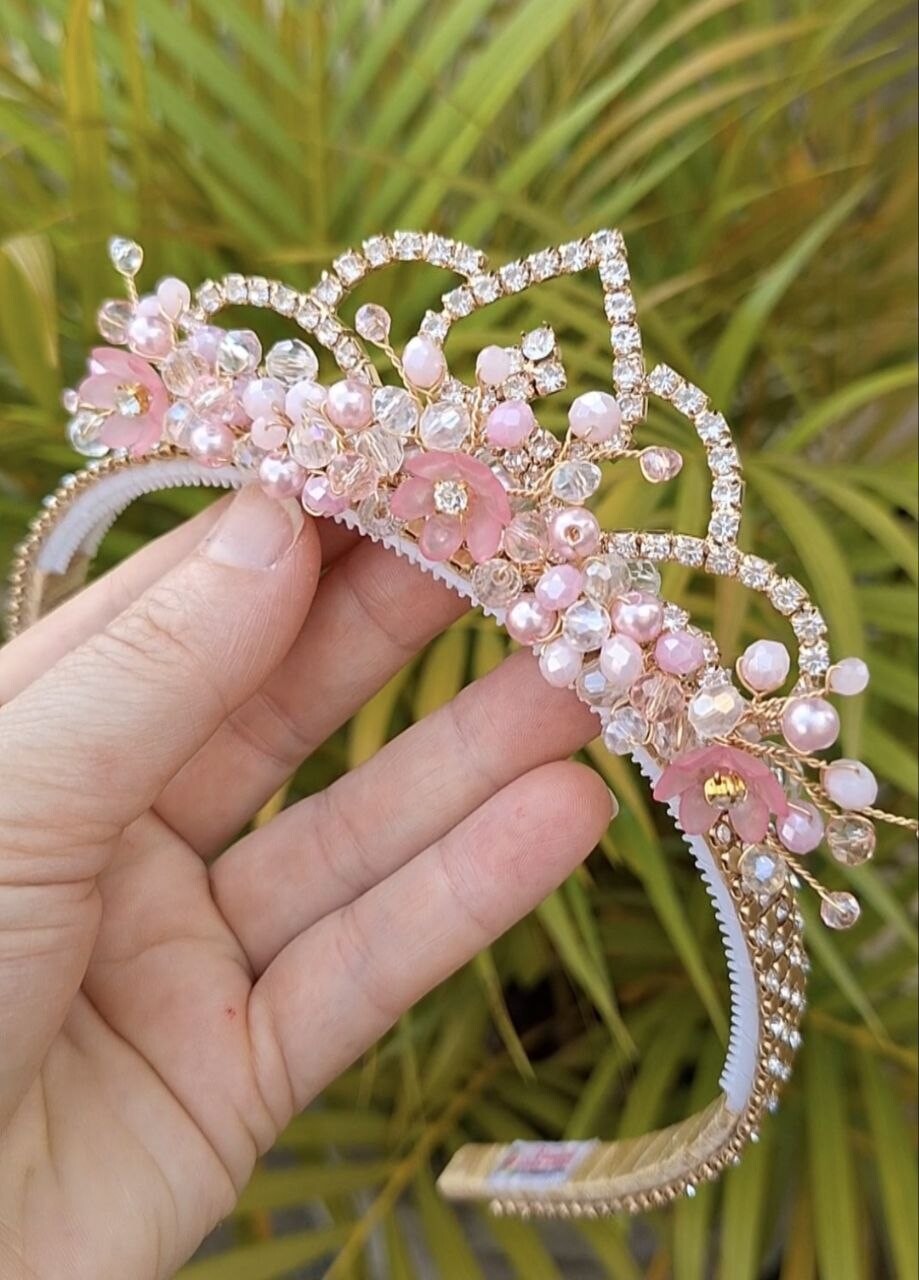 Tiara perolas, cristais, flores e coroa de princesa strass
