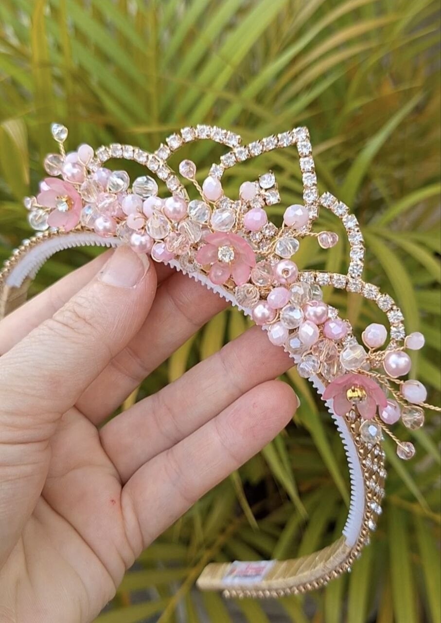 Tiara perolas, cristais, flores e coroa de princesa strass