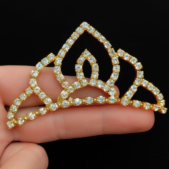 Coroa de Strass no Pente Dourada
