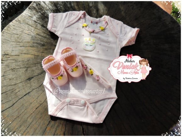 Kit (3 pçs) de Body, sapatinho e faixa de pérola Tam M