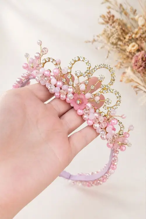 Faixa trabalhada em perolas, cristais, flores e coroa de princesa