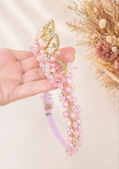 Faixa trabalhada em perolas, cristais, flores e coroa de princesa