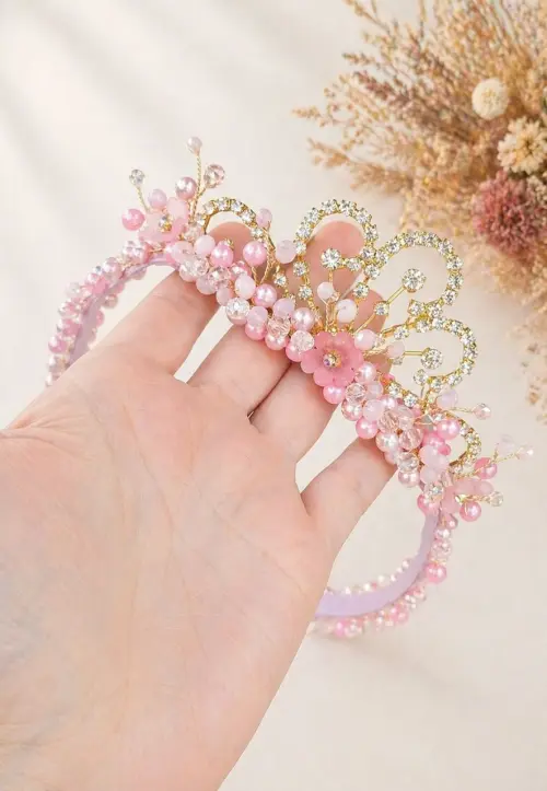 Faixa trabalhada em perolas, cristais, flores e coroa de princesa