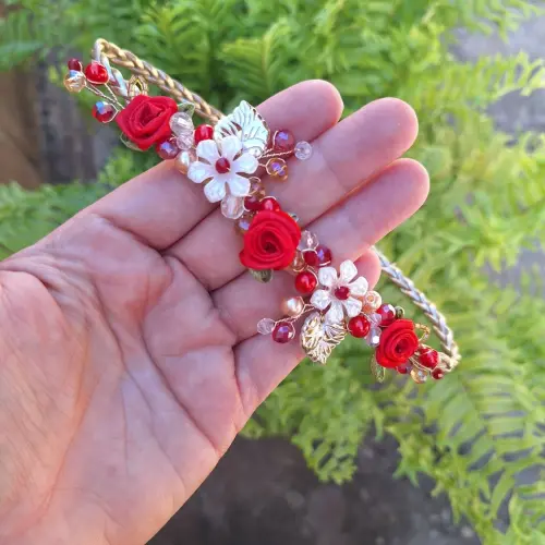 Faixa courino trabalhada em perolas, cristais, flores vermelha