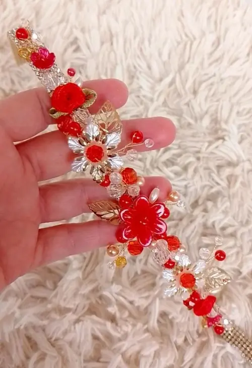 Faixa strass trabalhada em perolas, cristais, flores vermelha
