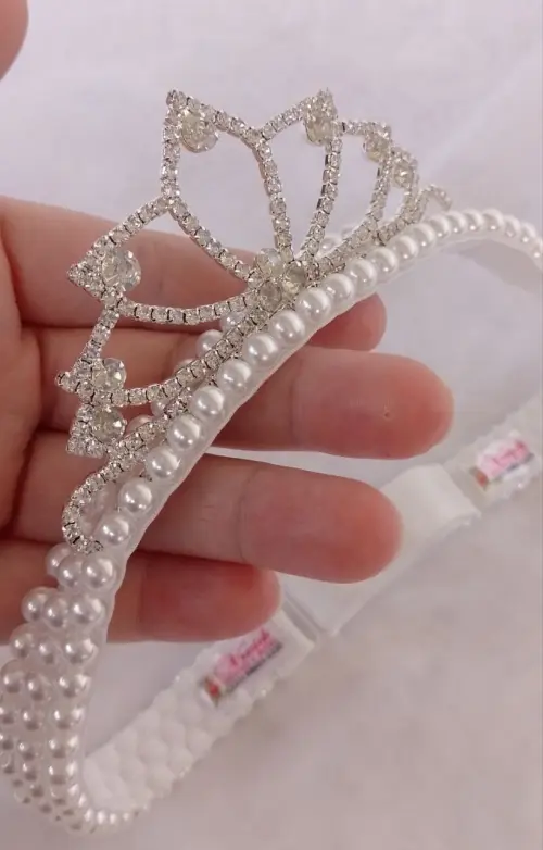 Faixa bordada de perolas com coroa de princesa prata
