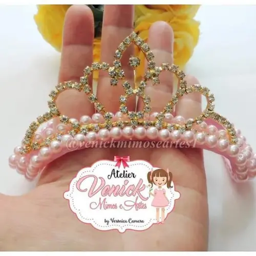 Faixa bordada de perolas com coroa de princesa Dourada