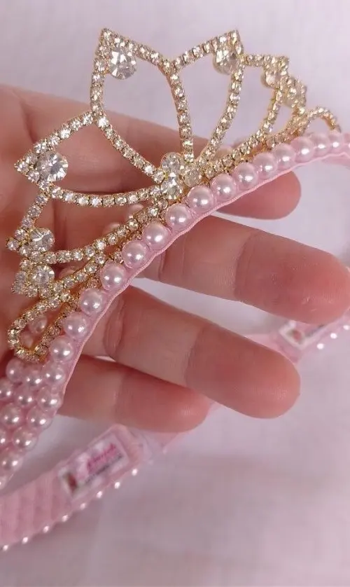 Faixa bordada de perolas com coroa de princesa Dourada