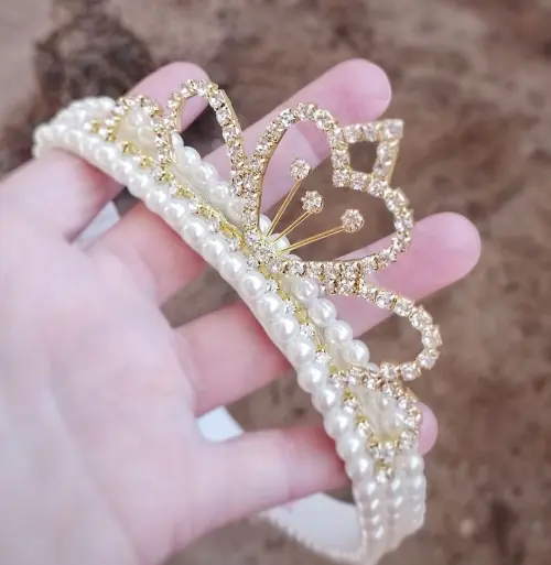 Faixa bordada de perolas com coroa de princesa Dourada