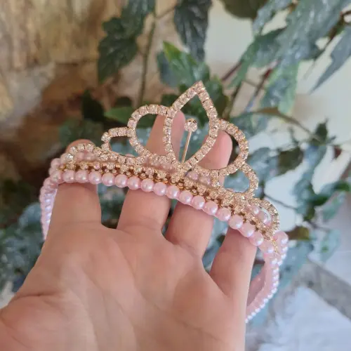 Faixa bordada de perolas com coroa de princesa Dourada
