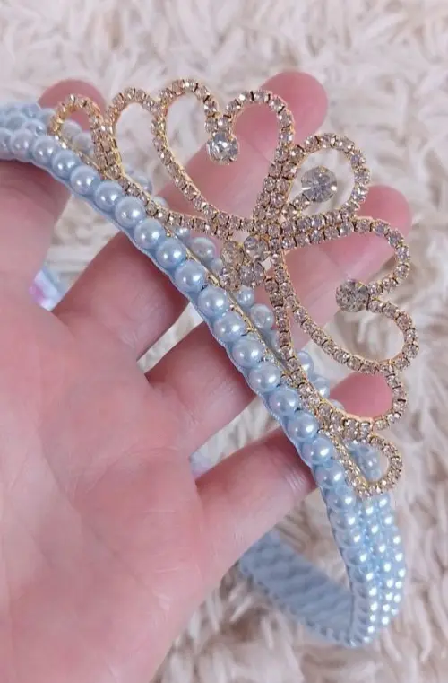 Faixa bordada de perolas com coroa de princesa Dourada