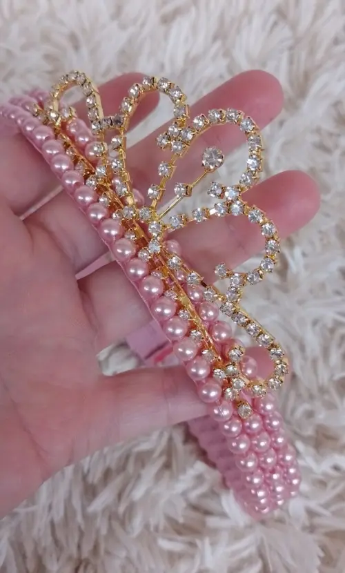 Faixa bordada de perolas com coroa de princesa Dourada