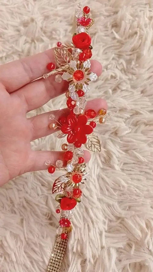 Faixa strass trabalhada em perolas, cristais, flores vermelha
