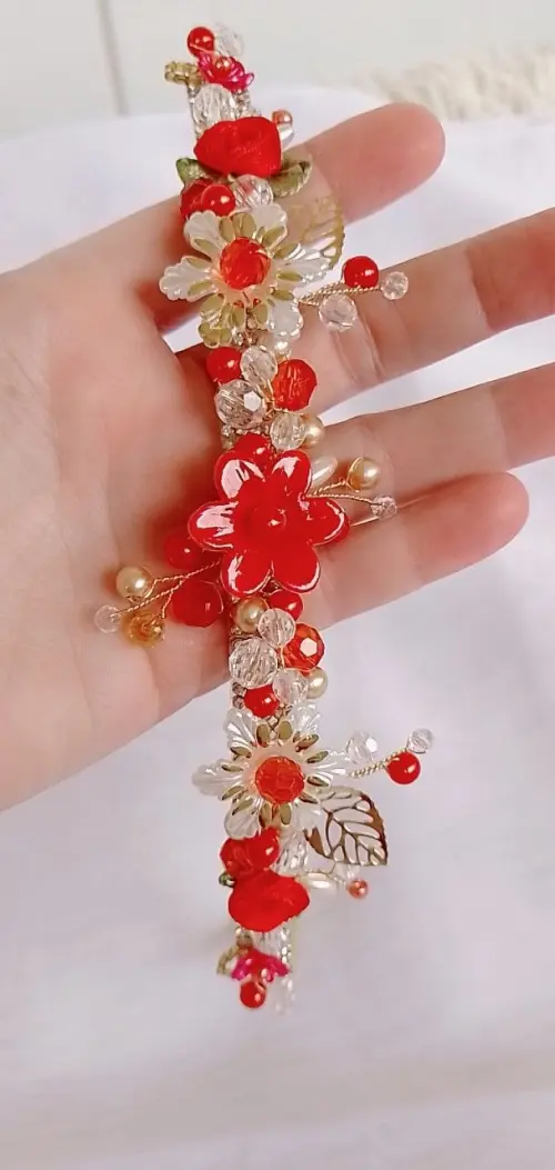Faixa strass trabalhada em perolas, cristais, flores vermelha