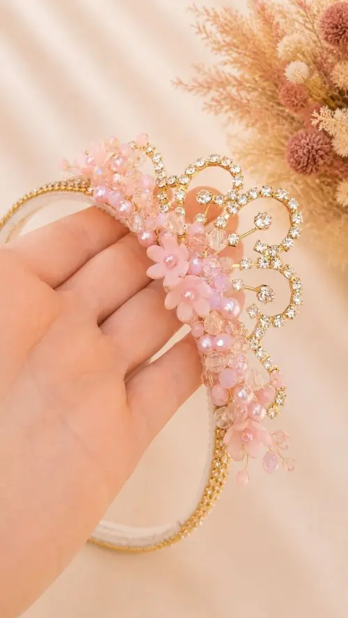 Tiara/arco de strass trabalhado em perolas, cristais, flores e coroa de princesa