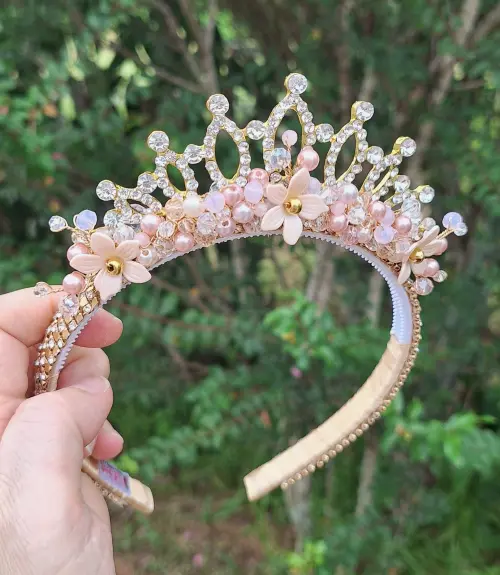 Tiara perolas, cristais, flores e coroa de princesa strass