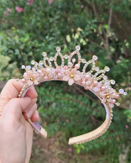 Tiara perolas, cristais, flores e coroa de princesa strass