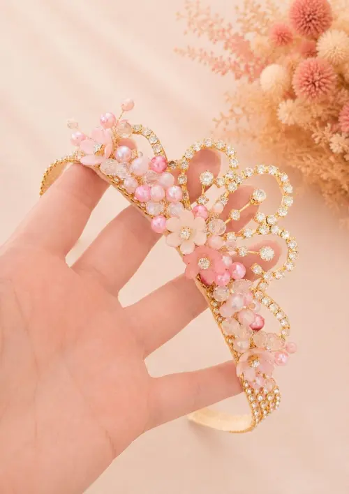 Faixa de strass dourada trabalhada em flores e coroa de princesa