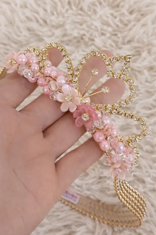 Faixa de strass dourada trabalhada em flores e coroa de princesa